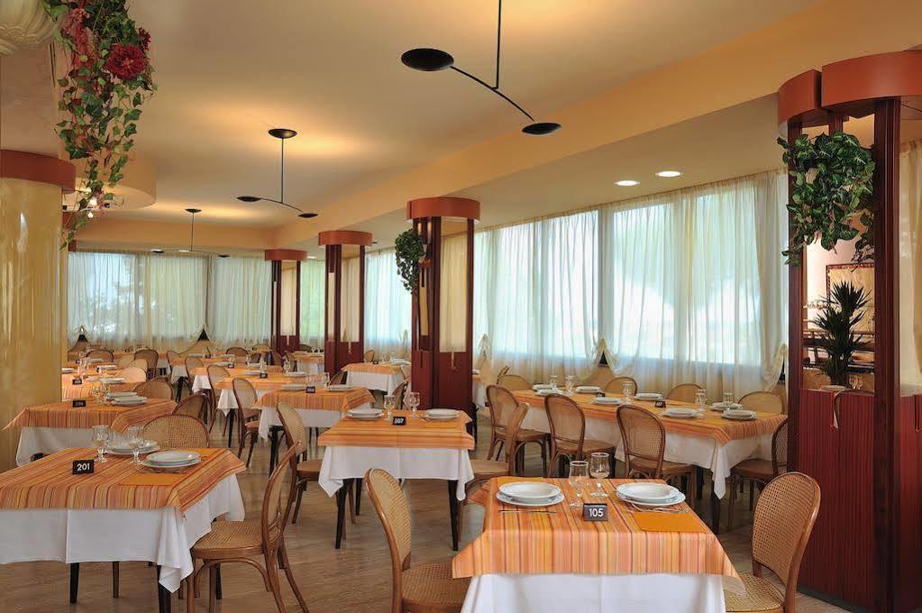 Hotel Ausonia Milano Marittima Exterior foto